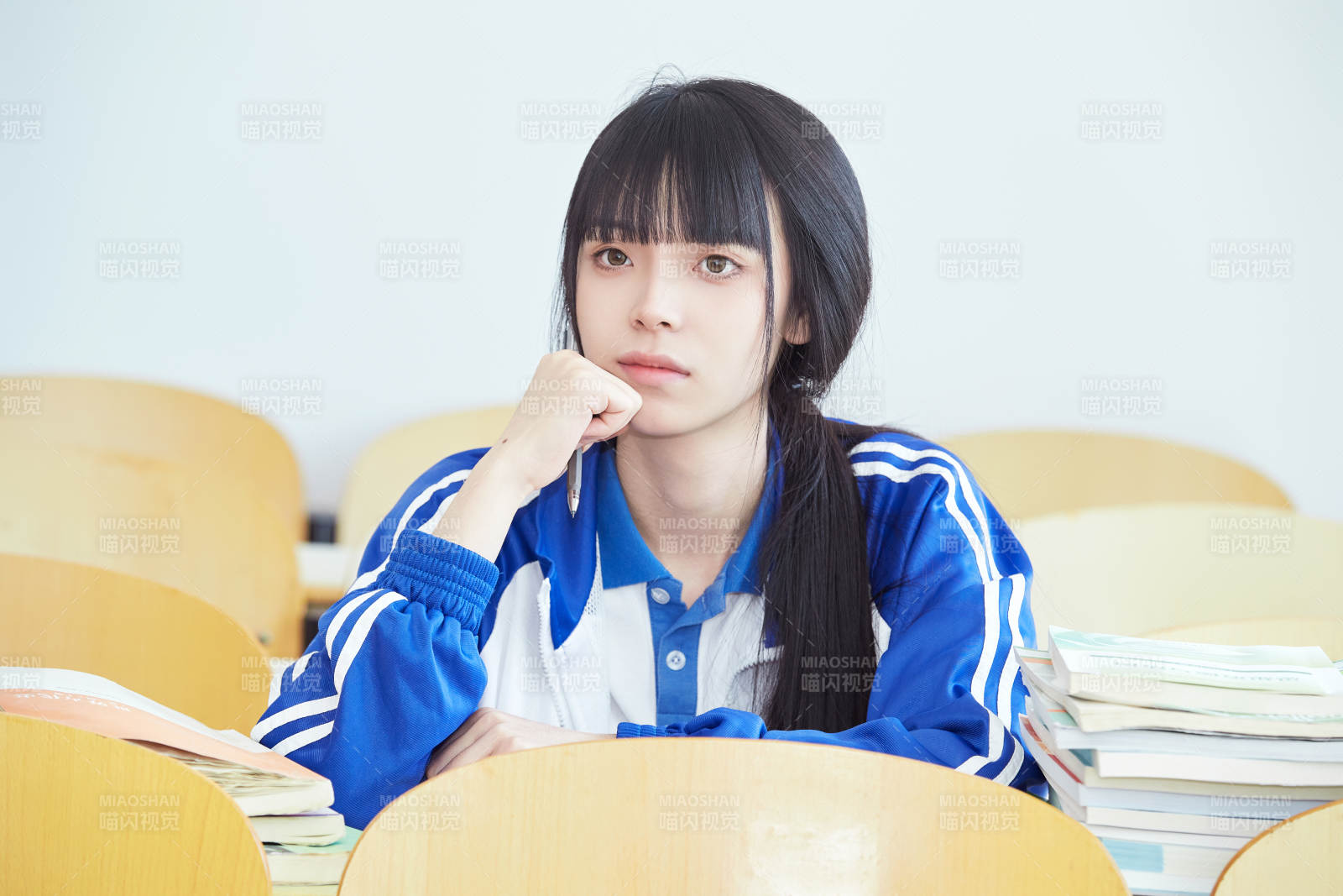 教室里努力看书学习备战高考的女高中生图片