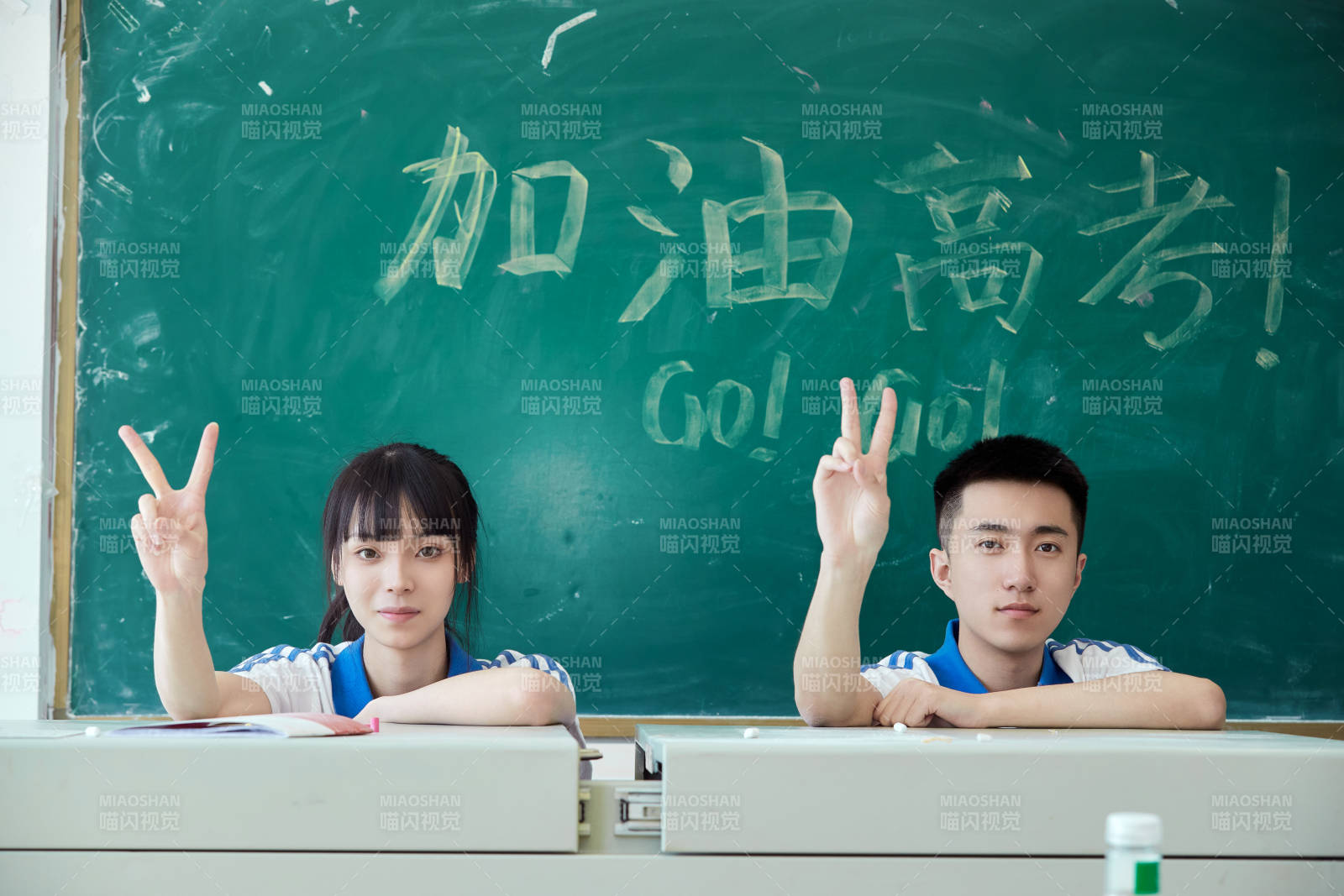 教室里讲台上为高考加油激励的高中生图片