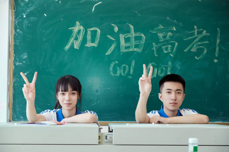 教室里讲台上为高考加油激励的高中生图片