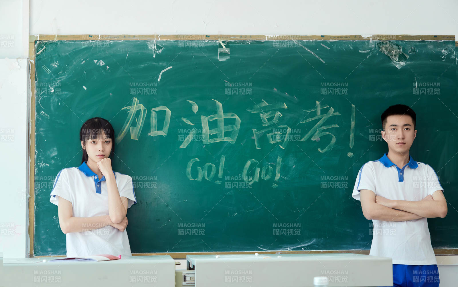 教室里讲台上为高考加油激励的高中生图片