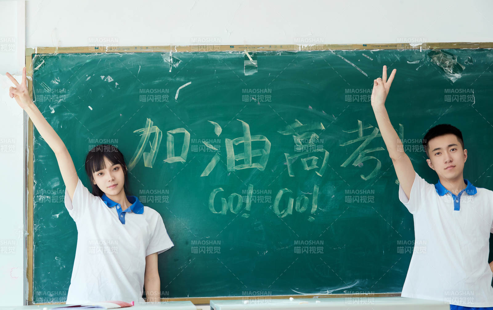 教室里讲台上为高考加油激励的高中生图片