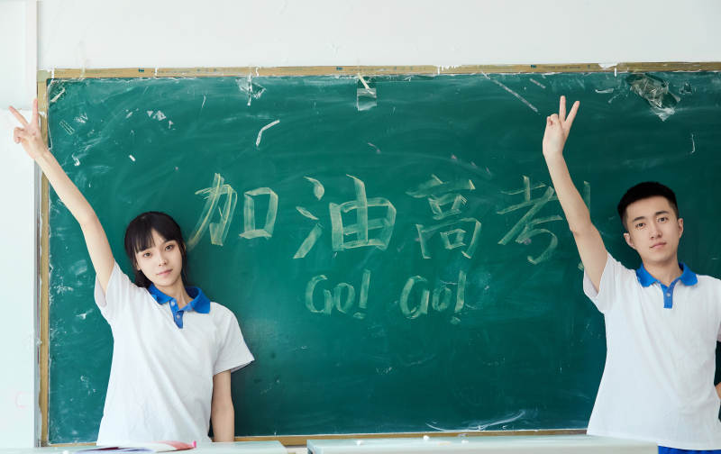 教室里讲台上为高考加油激励的高中生图片