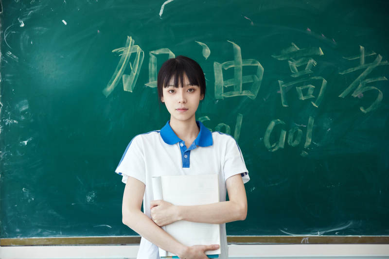 教室里讲台上为高考加油激励的高中生图片