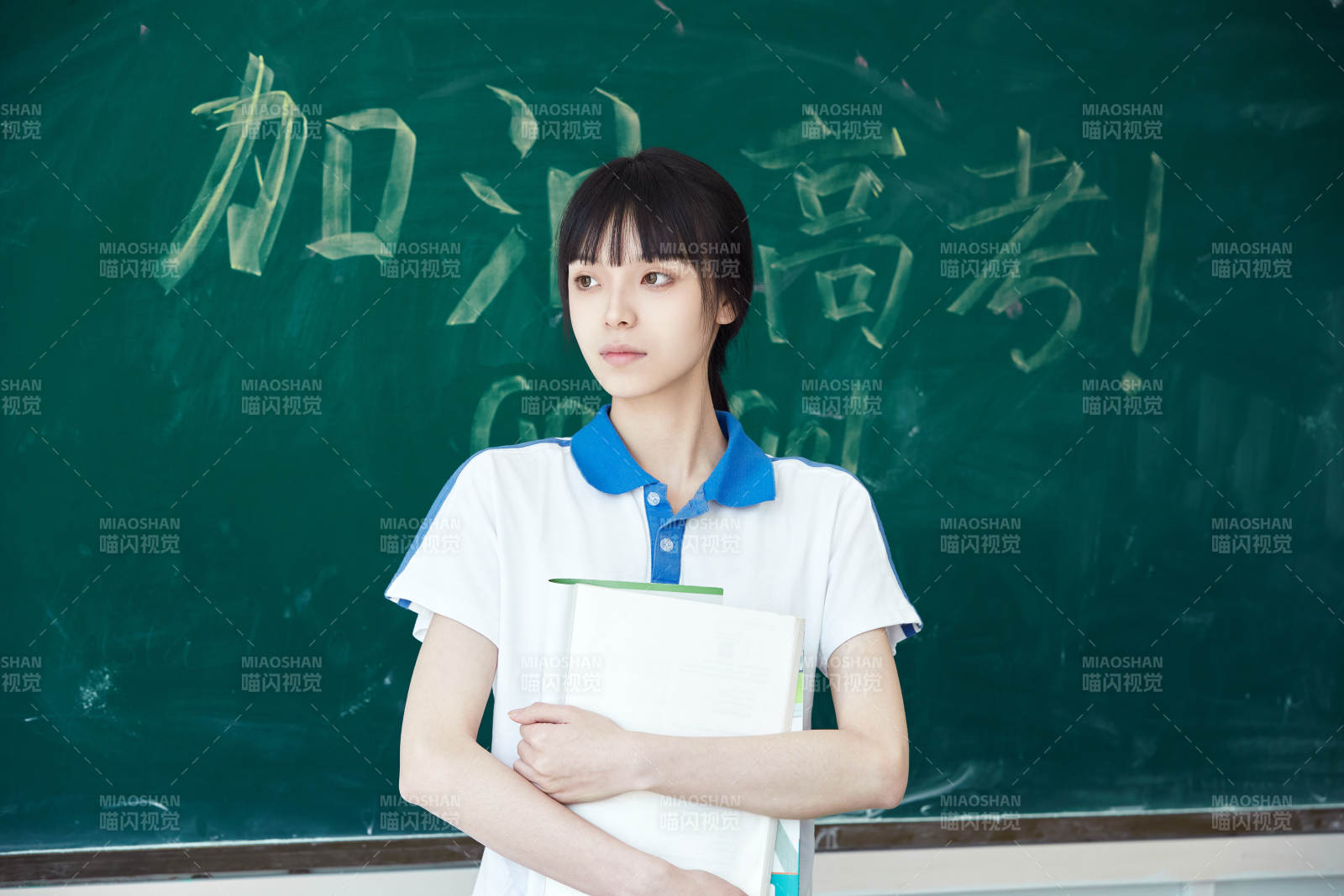 教室里讲台上为高考加油激励的高中生图片