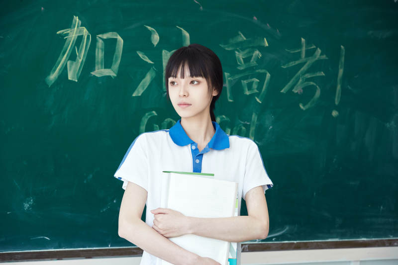 教室里讲台上为高考加油激励的高中生图片