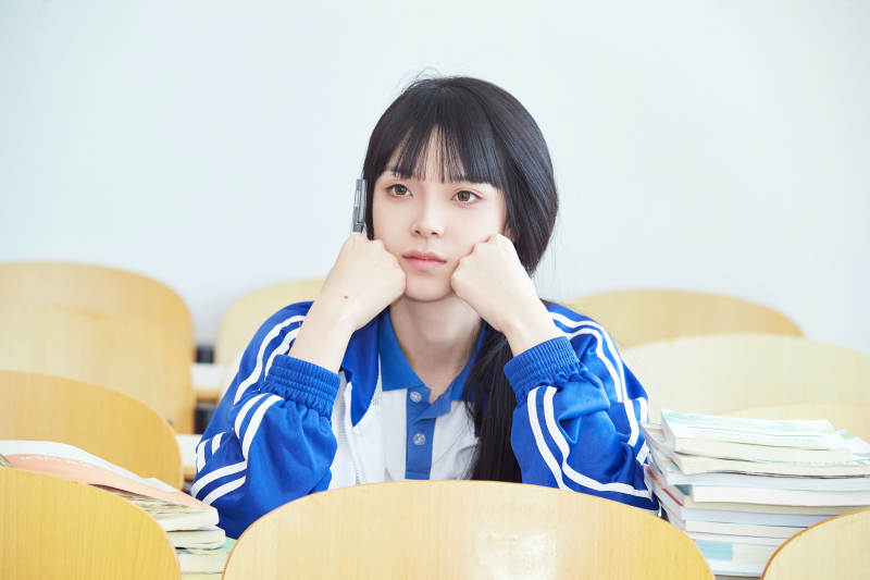 教室里努力看书学习备战高考的女高中生图片