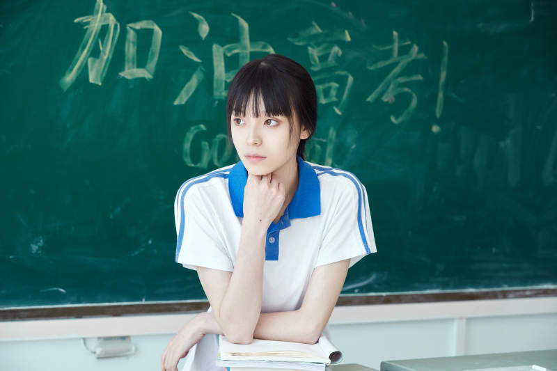 教室里讲台上为高考加油激励的高中生图片