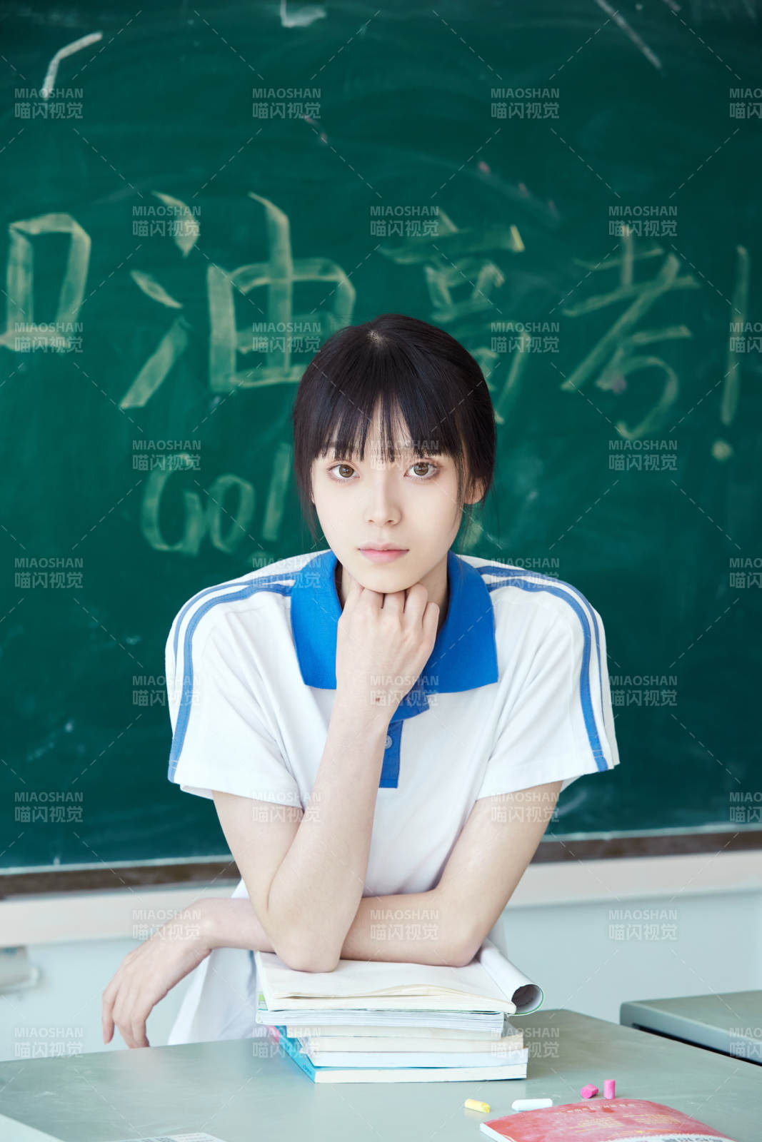 教室里讲台上为高考加油激励的高中生图片