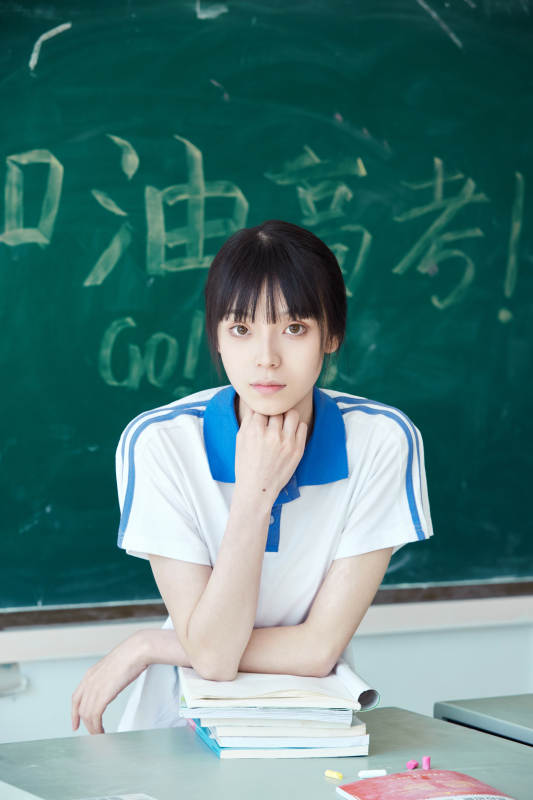 教室里讲台上为高考加油激励的高中生图片