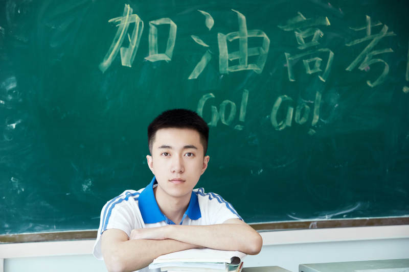 教室里讲台上为高考加油激励的高中生图片