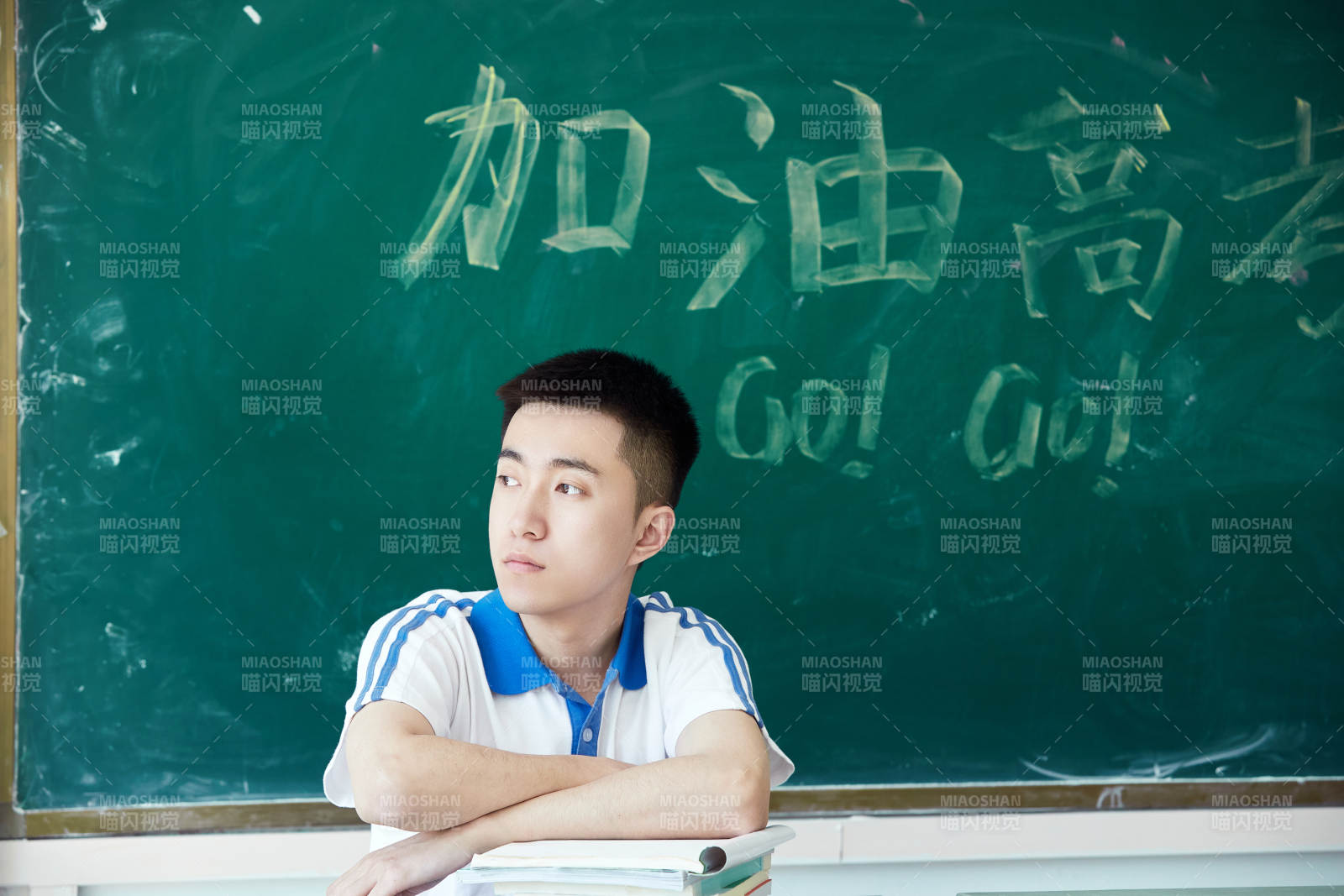 教室里讲台上为高考加油激励的高中生图片