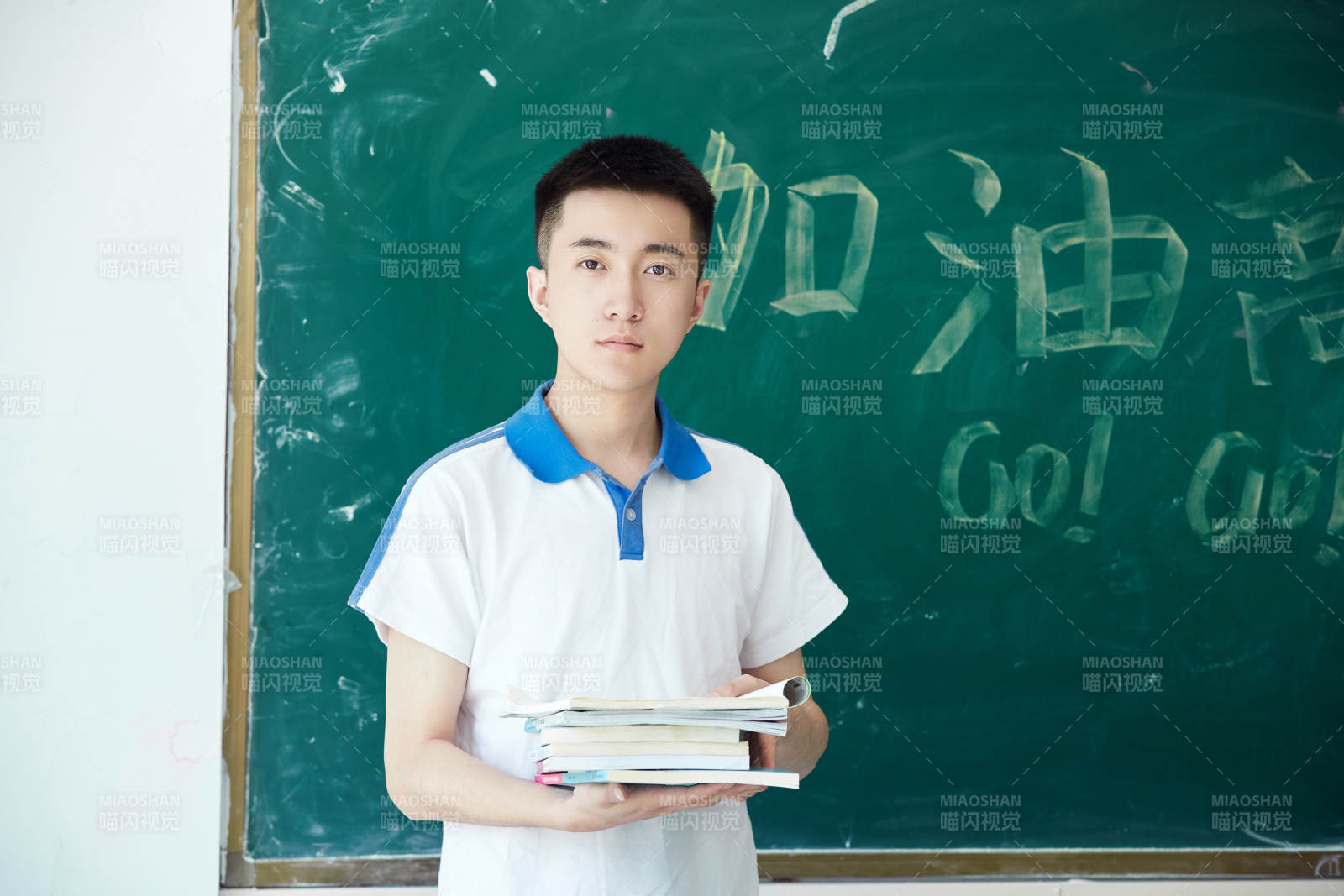 教室里讲台上为高考加油激励的高中生图片