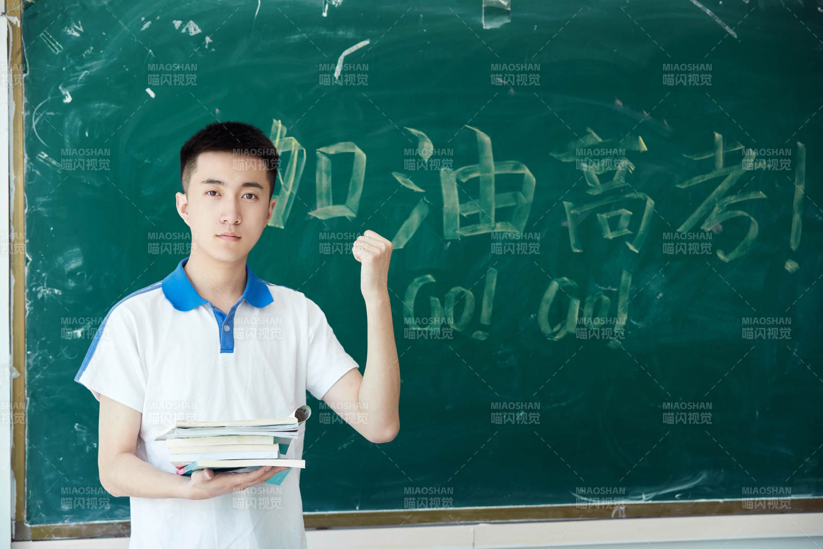 学校走廊里抱着书本的女高中生图片