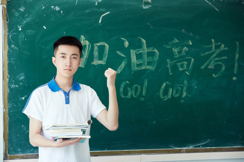 学校走廊里抱着书本的女高中生图片