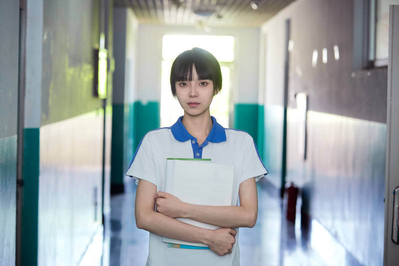 学校走廊里抱着书本的女高中生图片