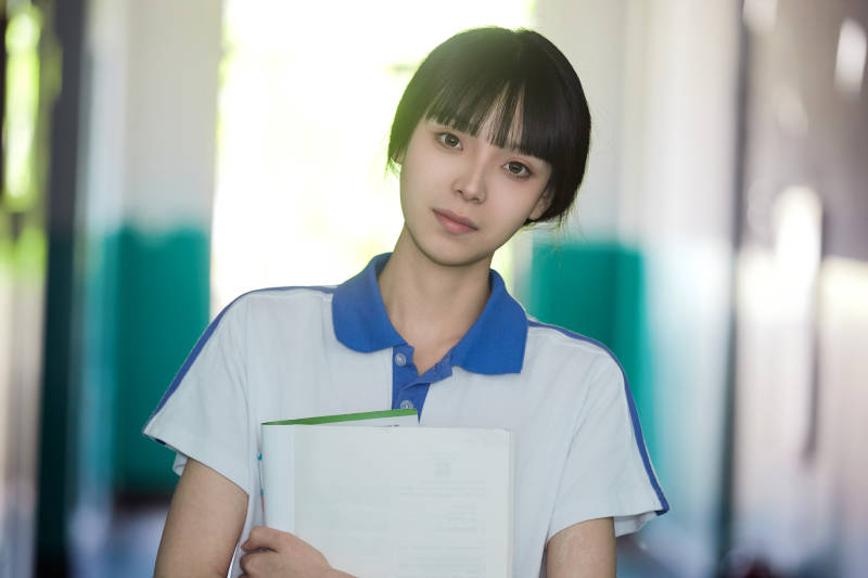 学校走廊里抱着书本的女高中生图片