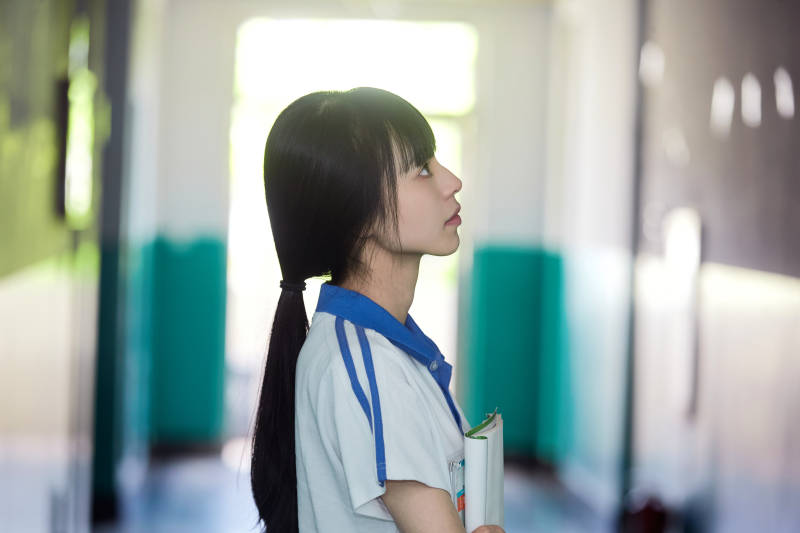 学校走廊里抱着书本的女高中生图片
