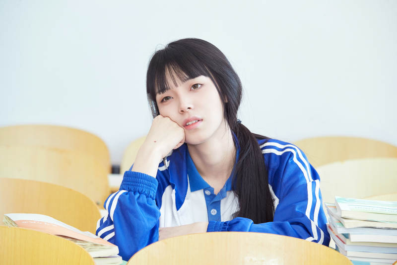 教室里努力看书学习备战高考的女高中生图片