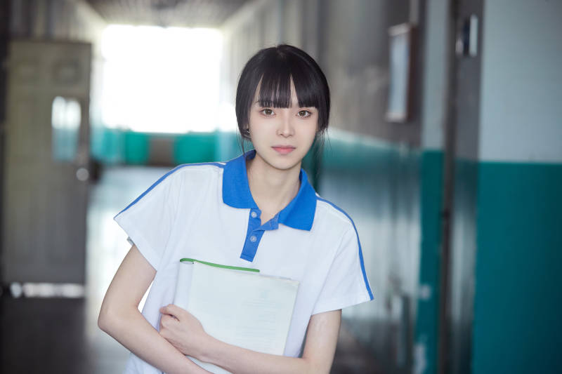 学校走廊里抱着书本的女高中生图片