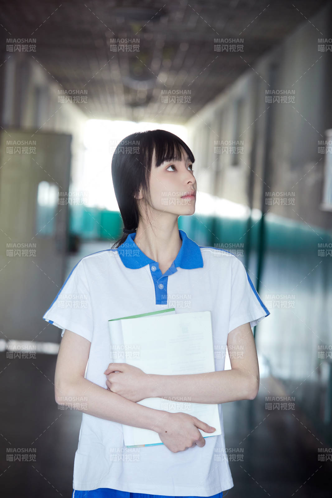 在学校教学楼阳台复习看书的高中生图片