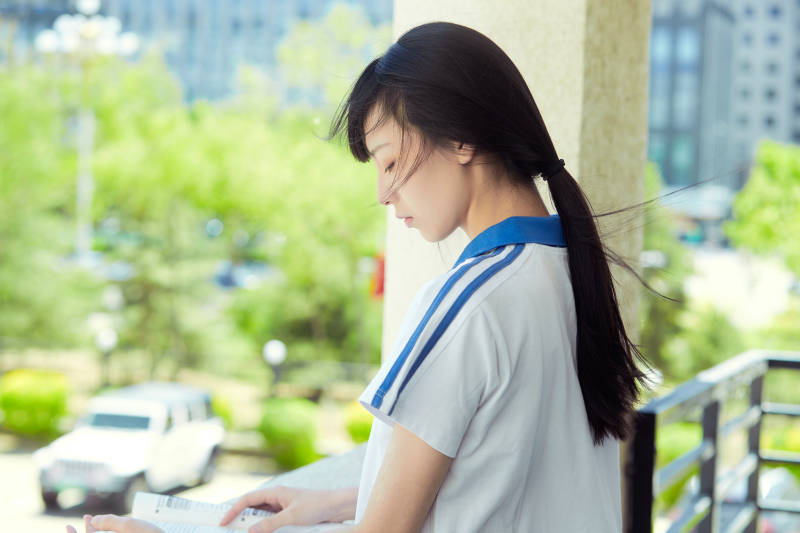 在学校教学楼阳台复习看书的高中生图片