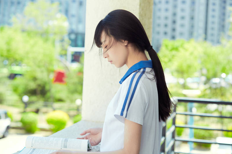 在学校教学楼阳台复习看书的高中生图片