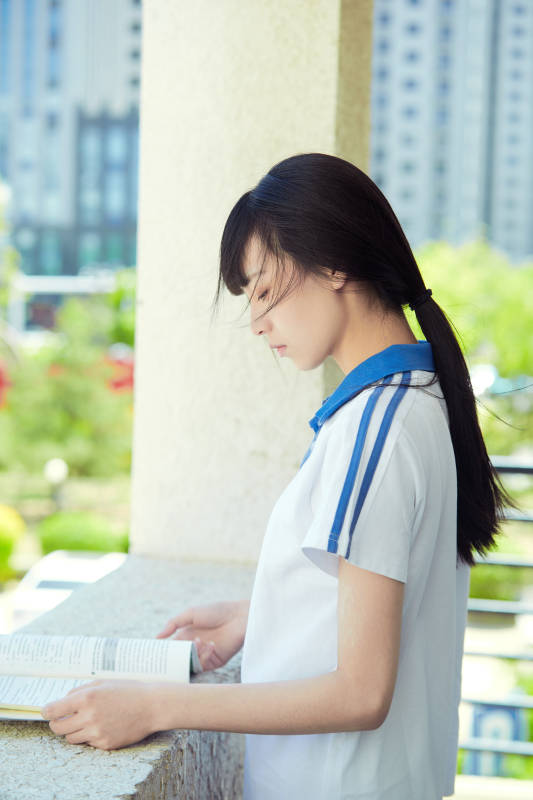 在学校教学楼阳台复习看书的高中生图片