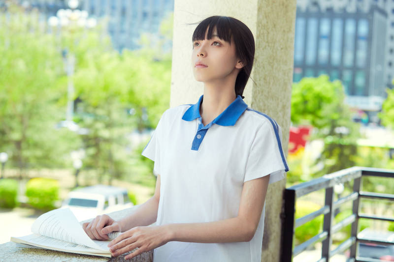 在学校教学楼阳台复习看书的高中生图片