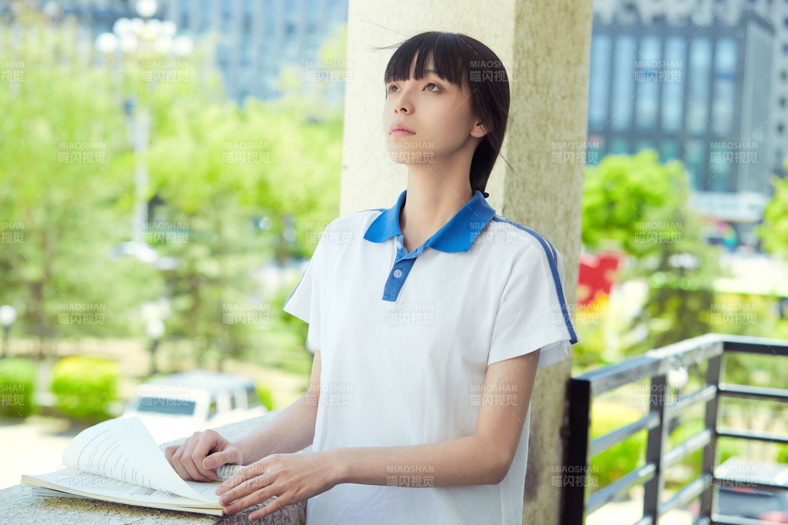 在学校教学楼阳台复习看书的高中生图片