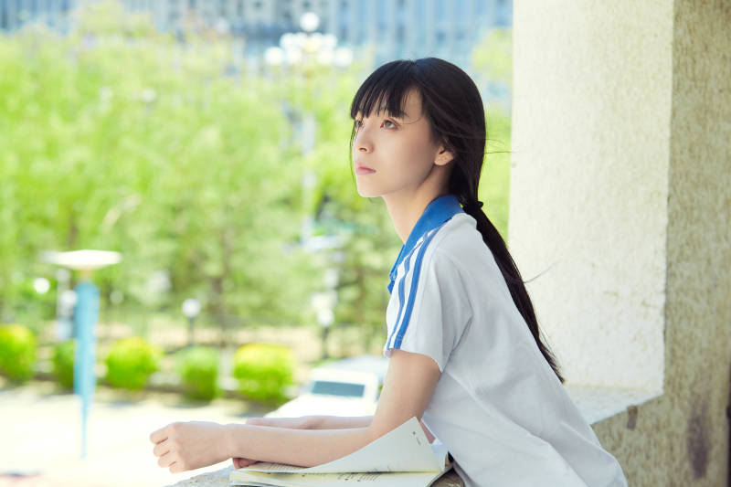 在学校教学楼阳台复习看书的高中生图片