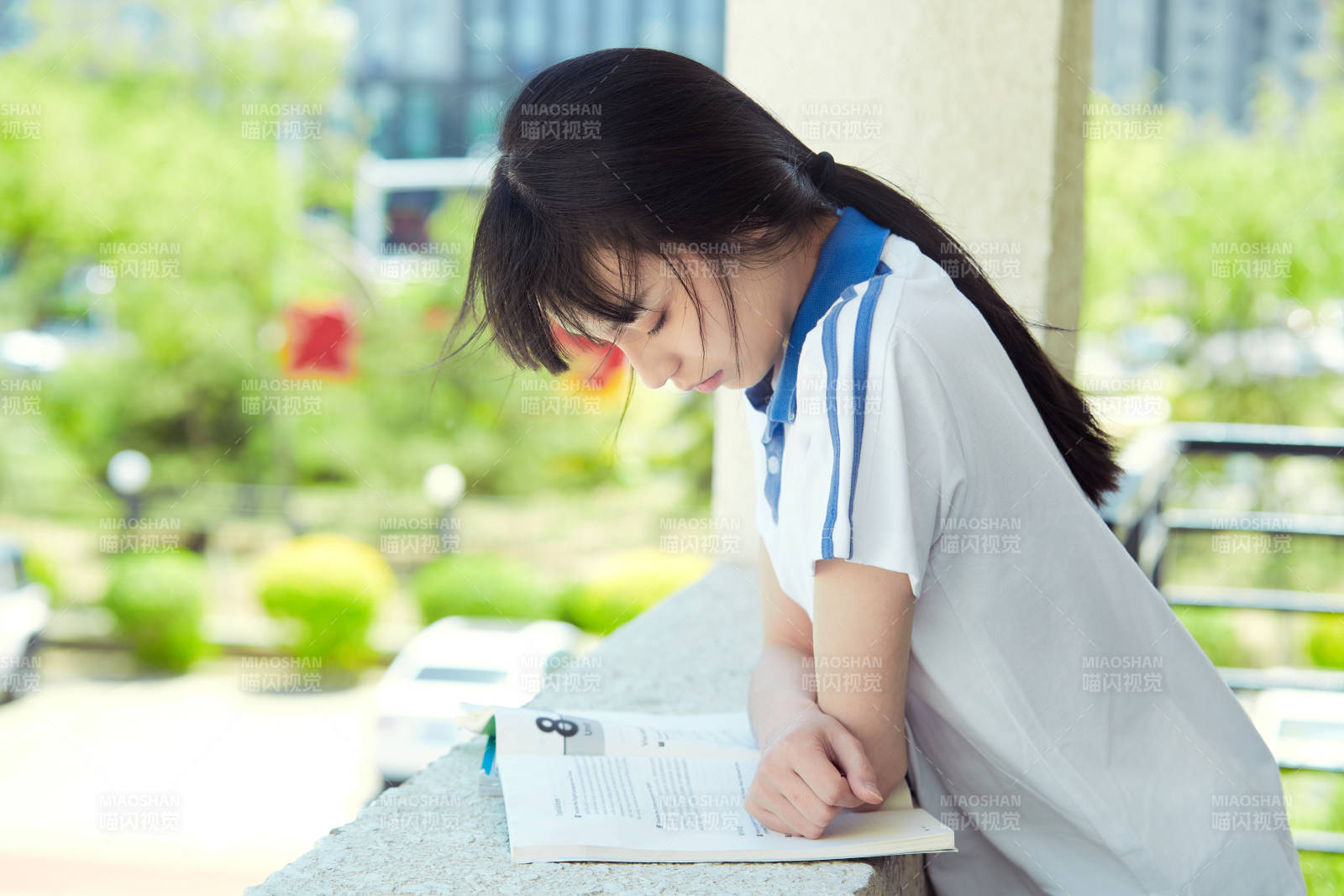 在学校教学楼阳台复习看书的高中生图片