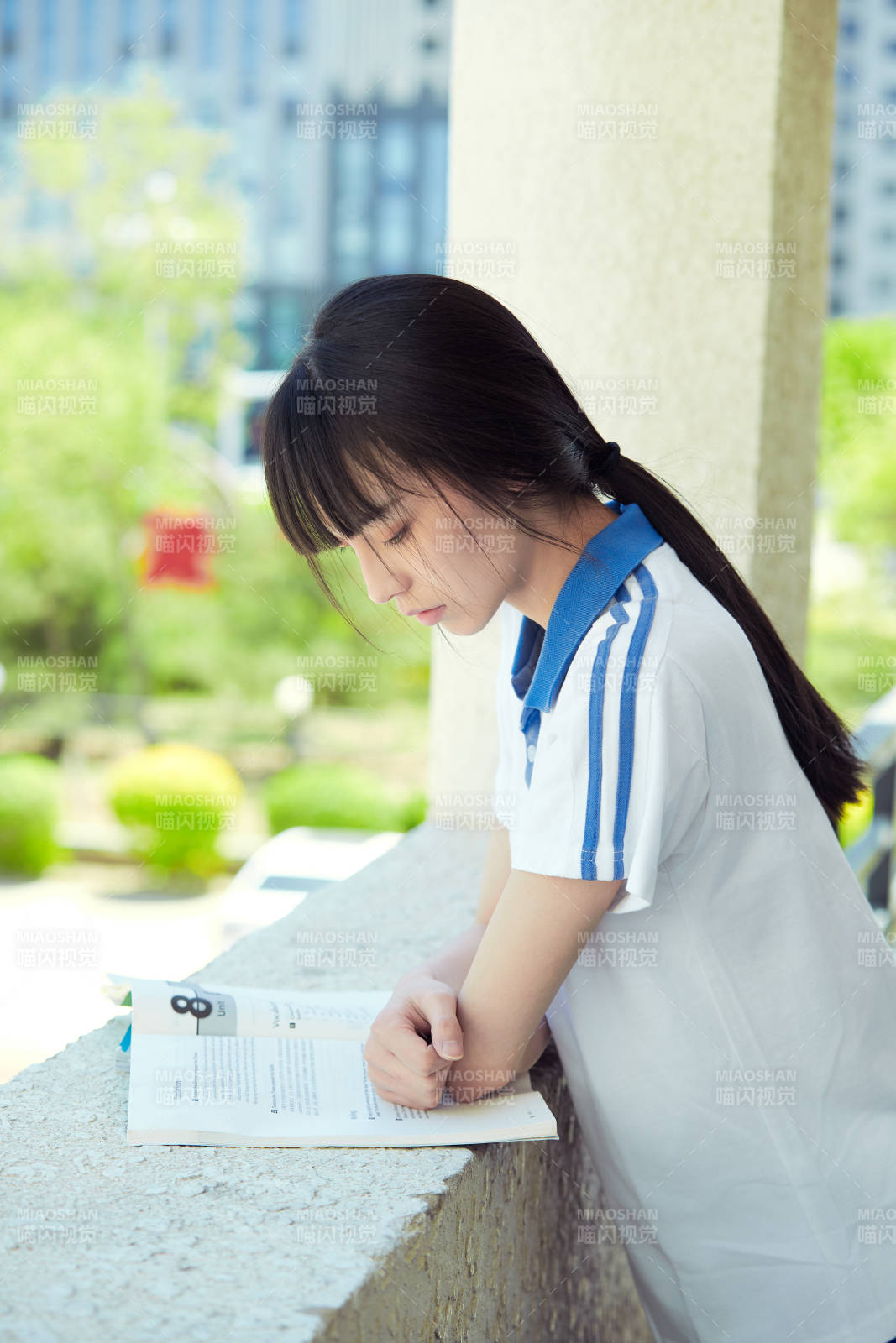 在学校教学楼阳台复习看书的高中生图片