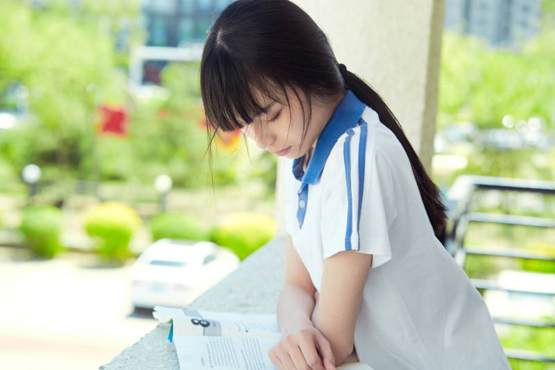 在学校教学楼阳台复习看书的高中生图片