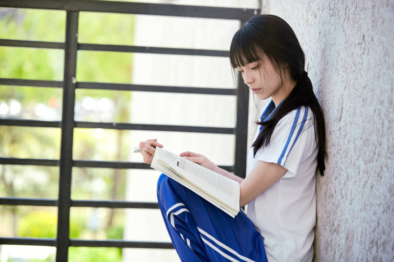 在学校教学楼阳台复习看书的高中生图片