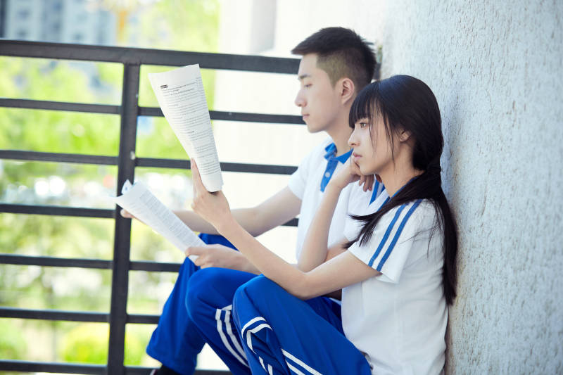 在学校教学楼阳台复习看书的高中生图片
