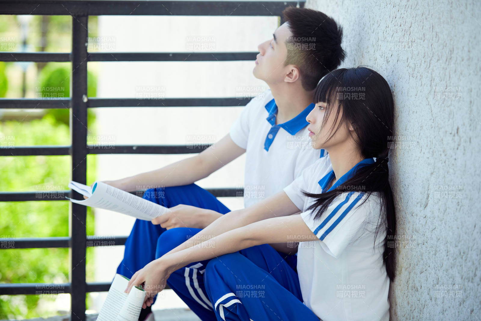 在学校教学楼阳台复习看书的高中生图片