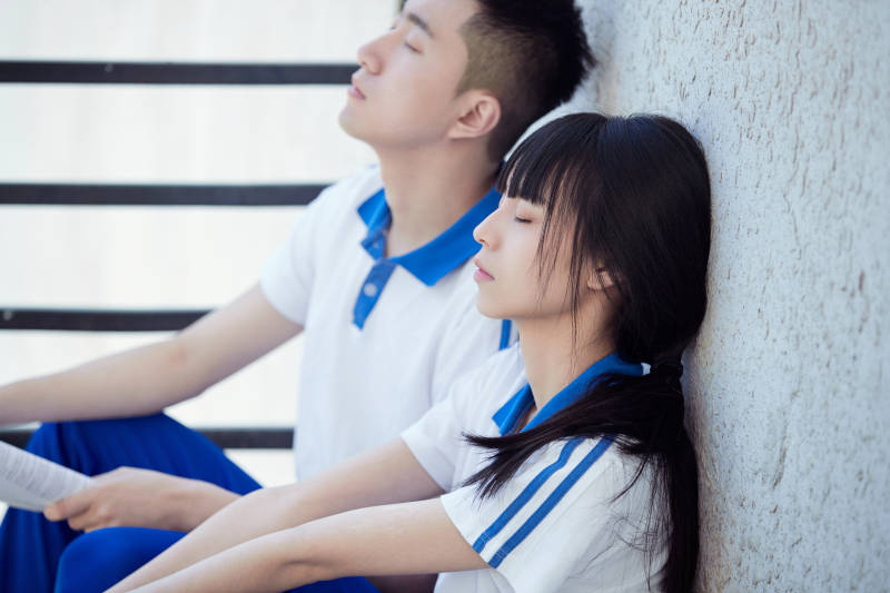 在学校教学楼阳台复习看书的高中生图片