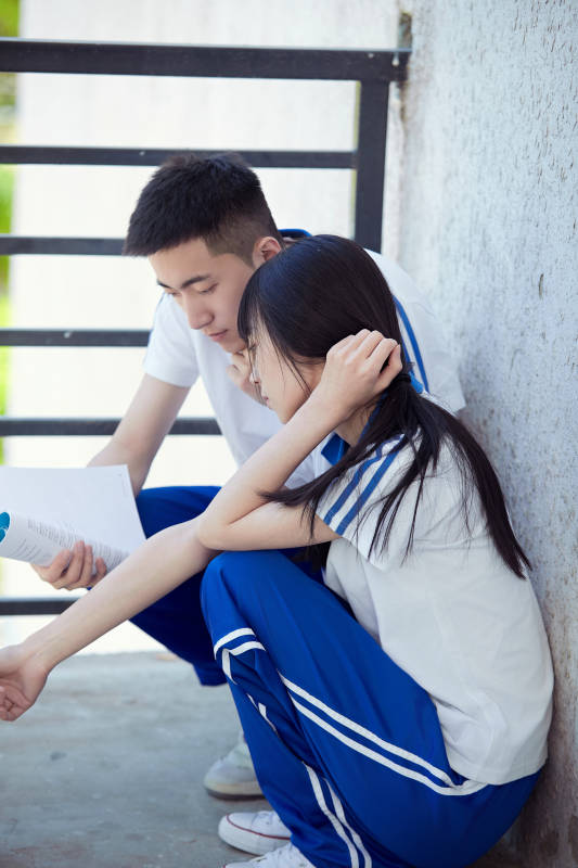 在学校教学楼阳台复习看书的高中生图片