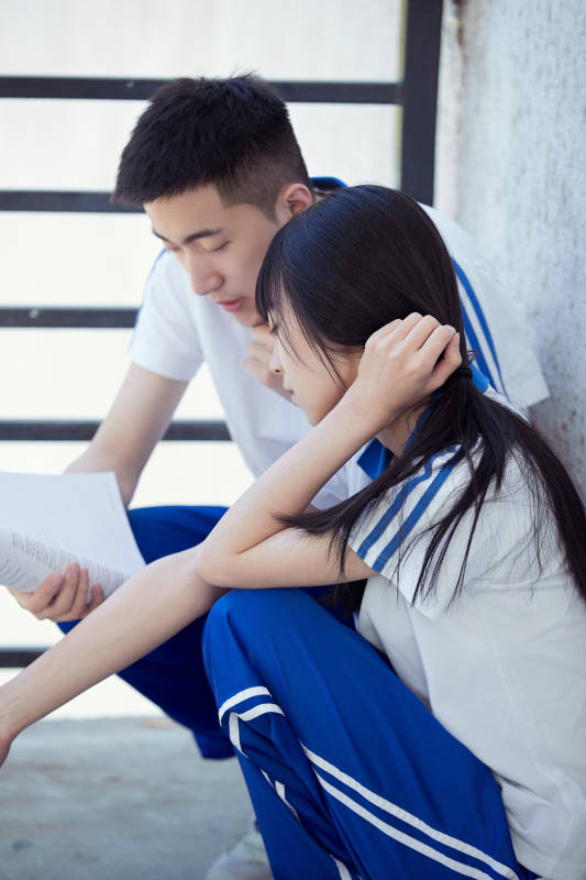 在学校教学楼阳台复习看书的高中生图片