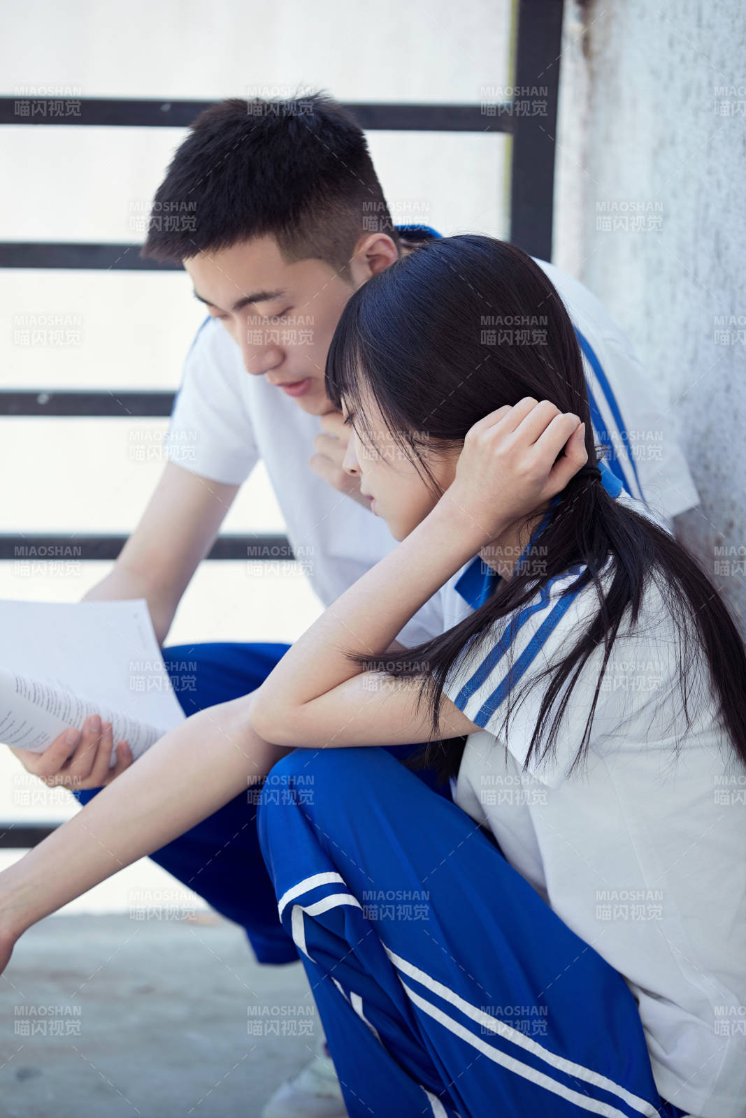 在学校教学楼阳台复习看书的高中生图片