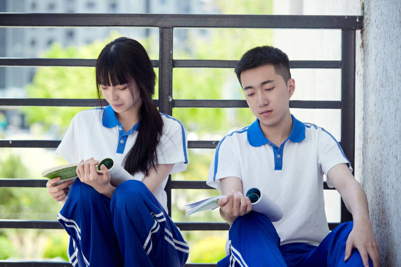 在学校教学楼阳台复习看书的高中生图片