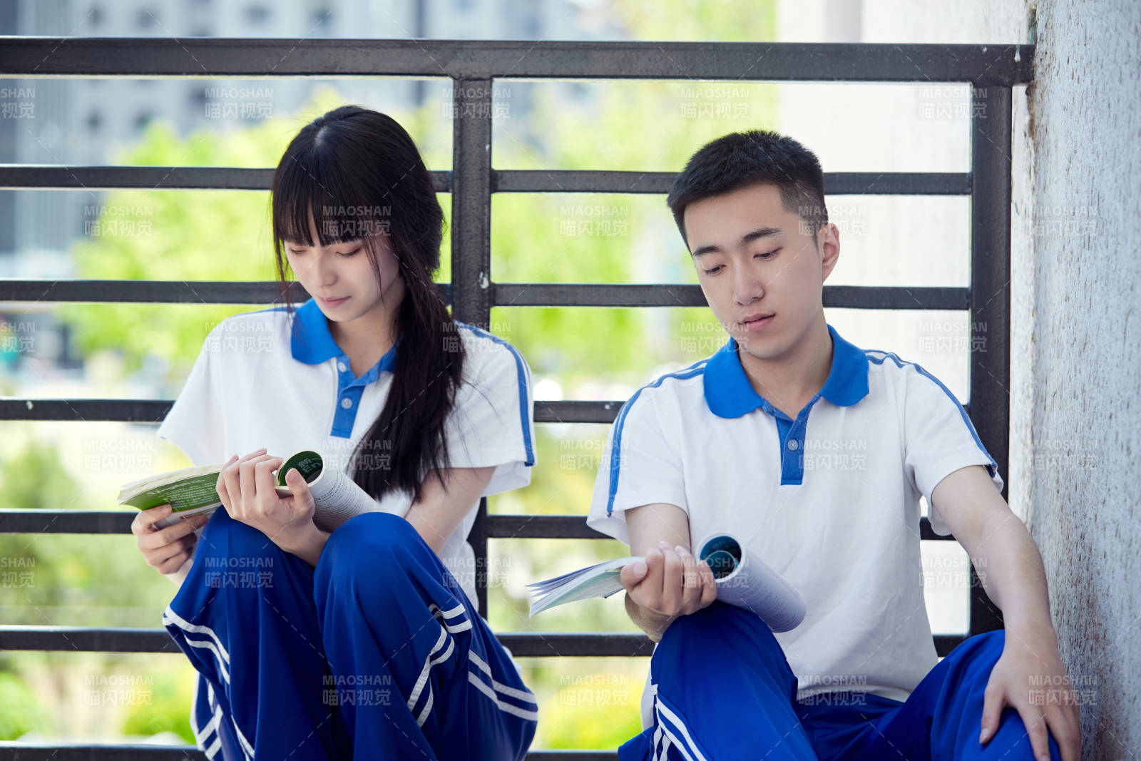 在学校教学楼阳台复习看书的高中生图片