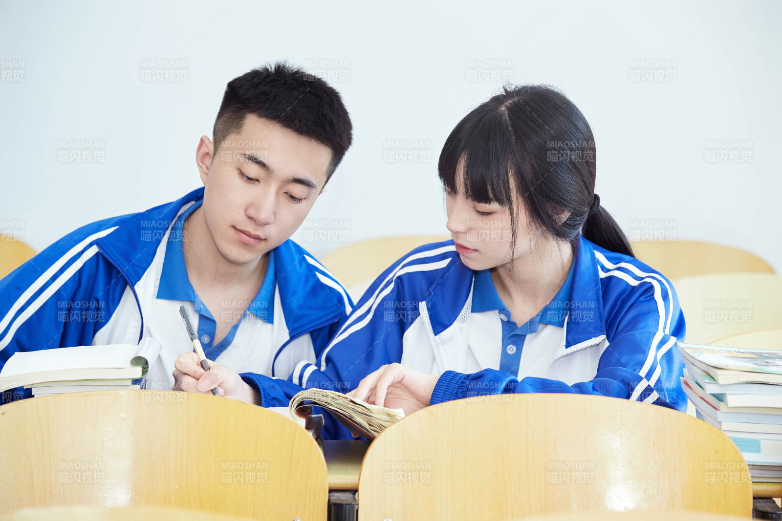 教室里努力看书学习备战高考的高中生图片