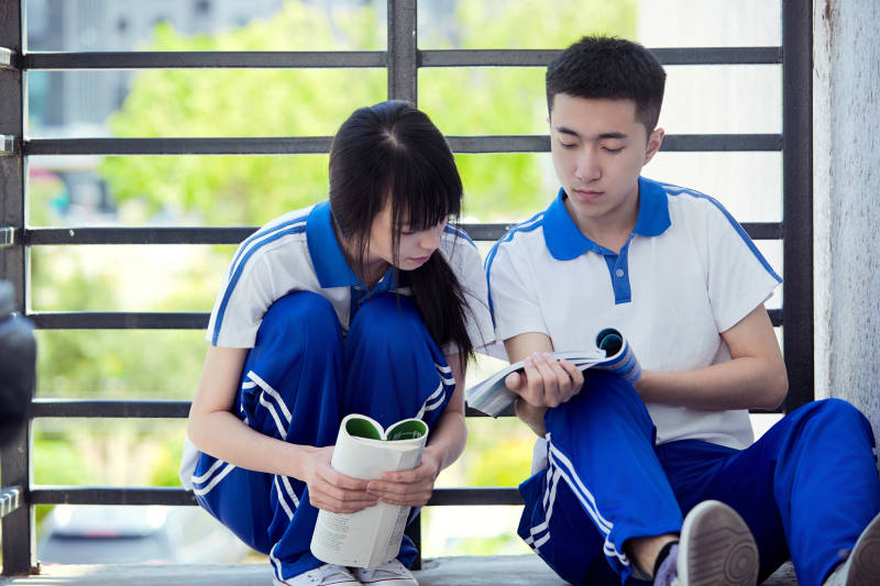 在学校教学楼阳台复习看书的高中生图片