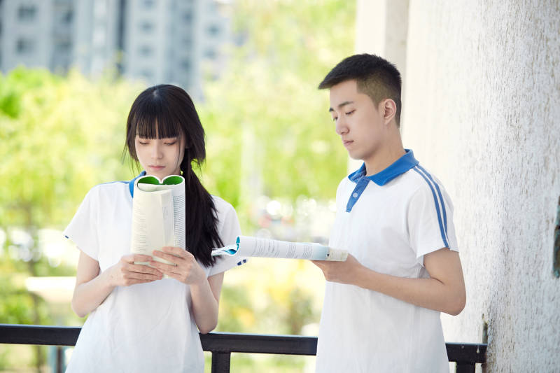 在学校教学楼阳台复习看书的高中生图片