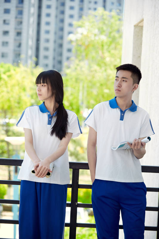 自习室努力看书学习备战考试的大学生图片