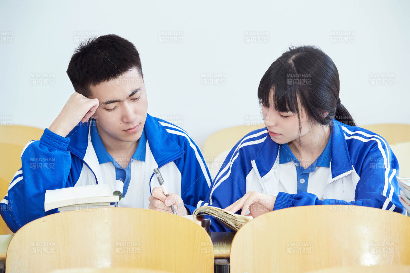 教室里努力看书学习备战高考的高中生图片