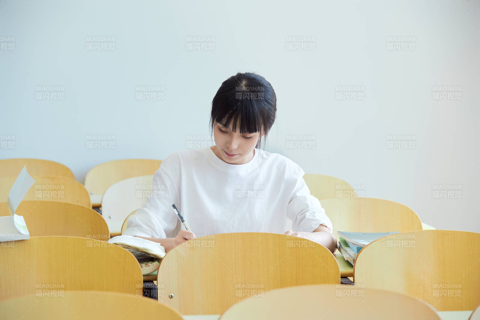 自习室努力看书学习备战考试的大学生图片