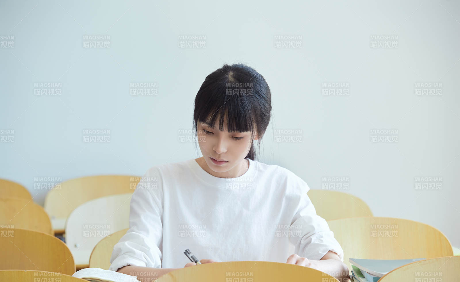 自习室努力看书学习备战考试的大学生图片