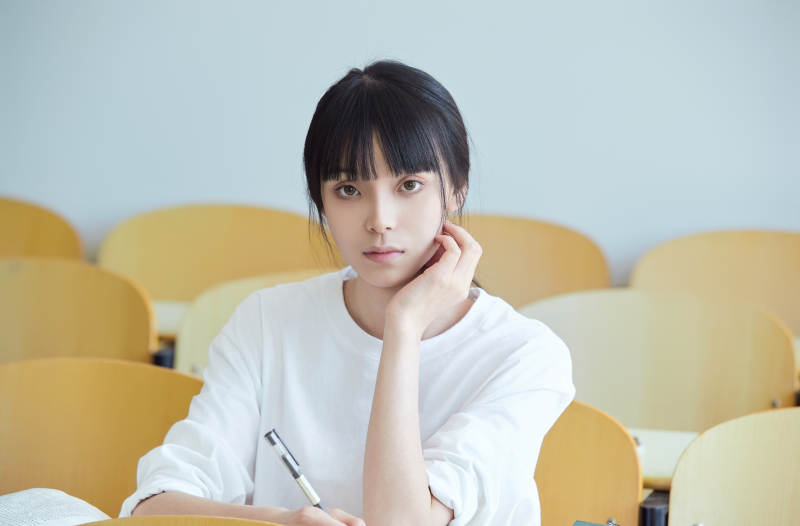 自习室努力看书学习备战考试的大学生图片